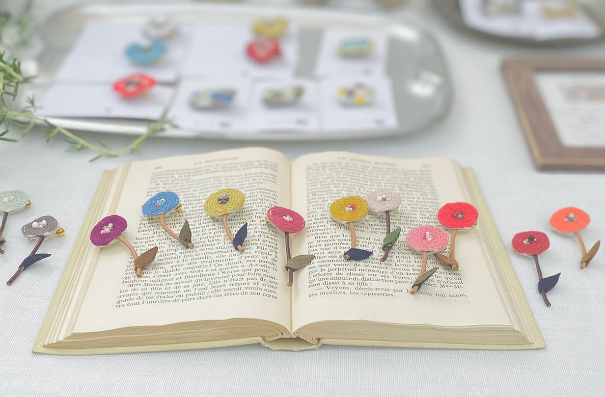 刺繍のアクセサリーとリネンの布小物とキャンドル
