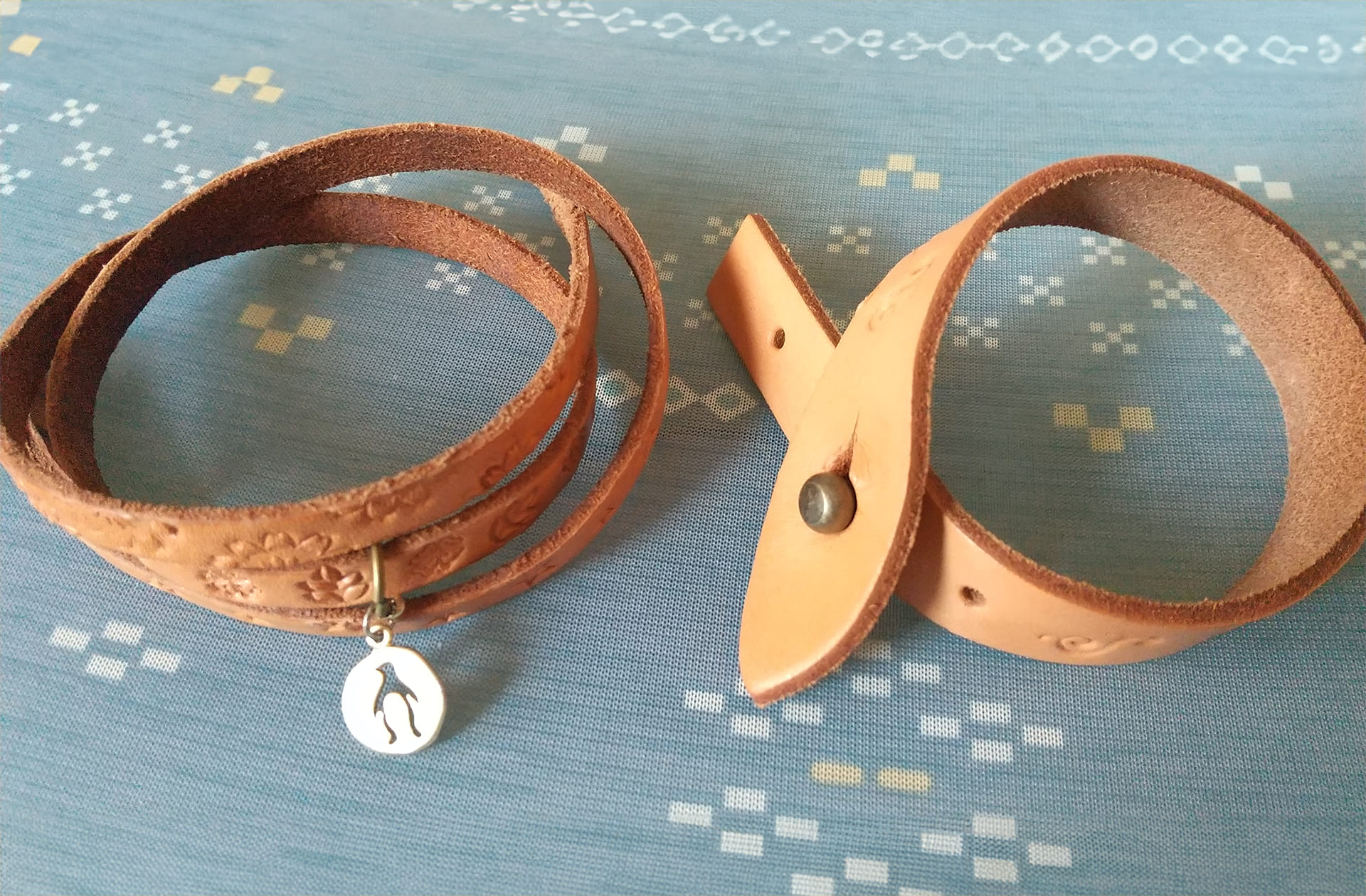 革のキーホルダー作り、革のブレスレット作り