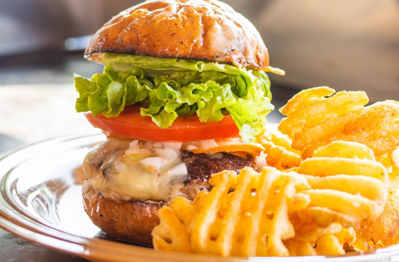 ハンバーガー、ポテト、ドリンク