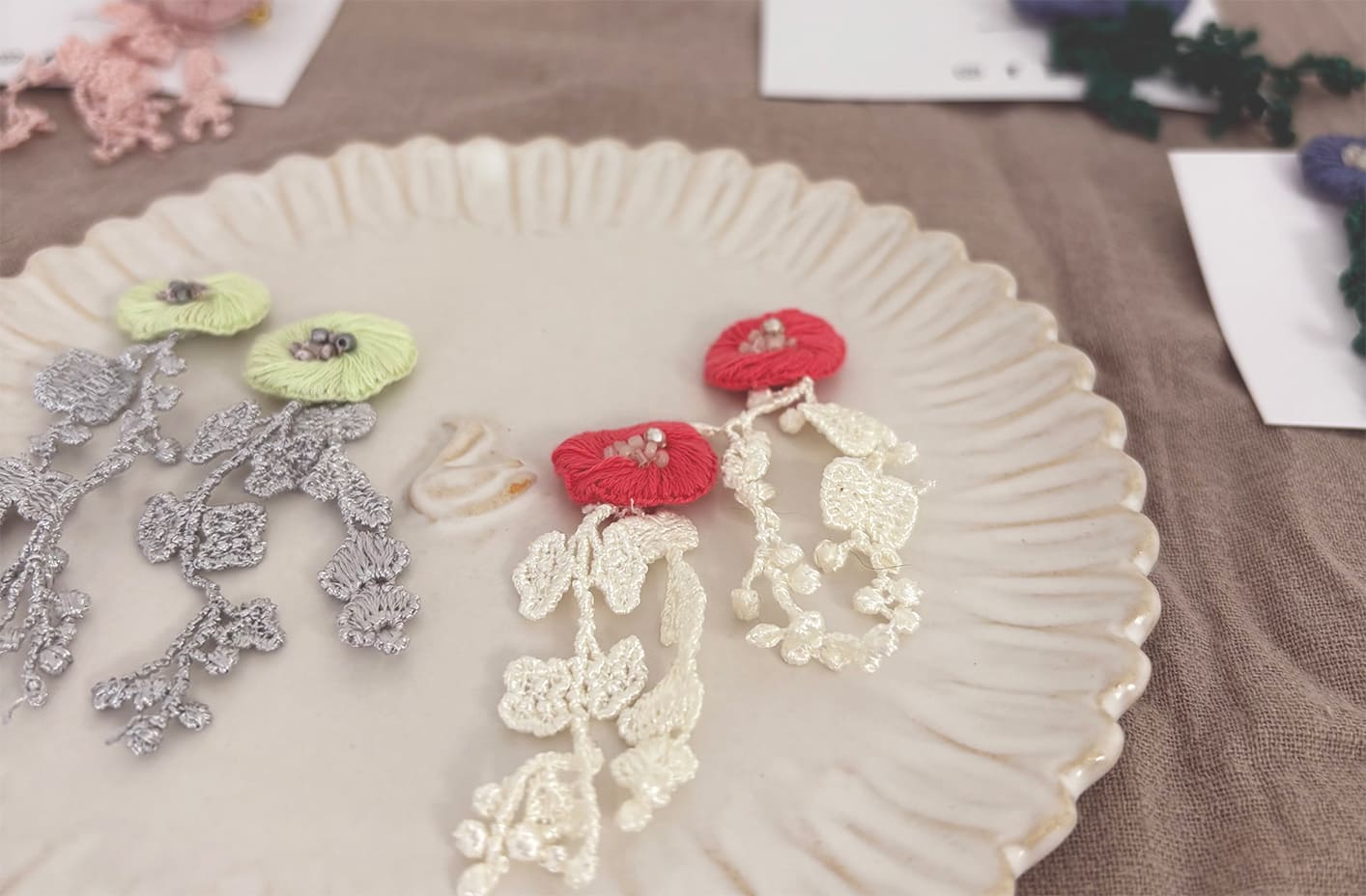 刺繍のアクセサリーとリネンの布小物